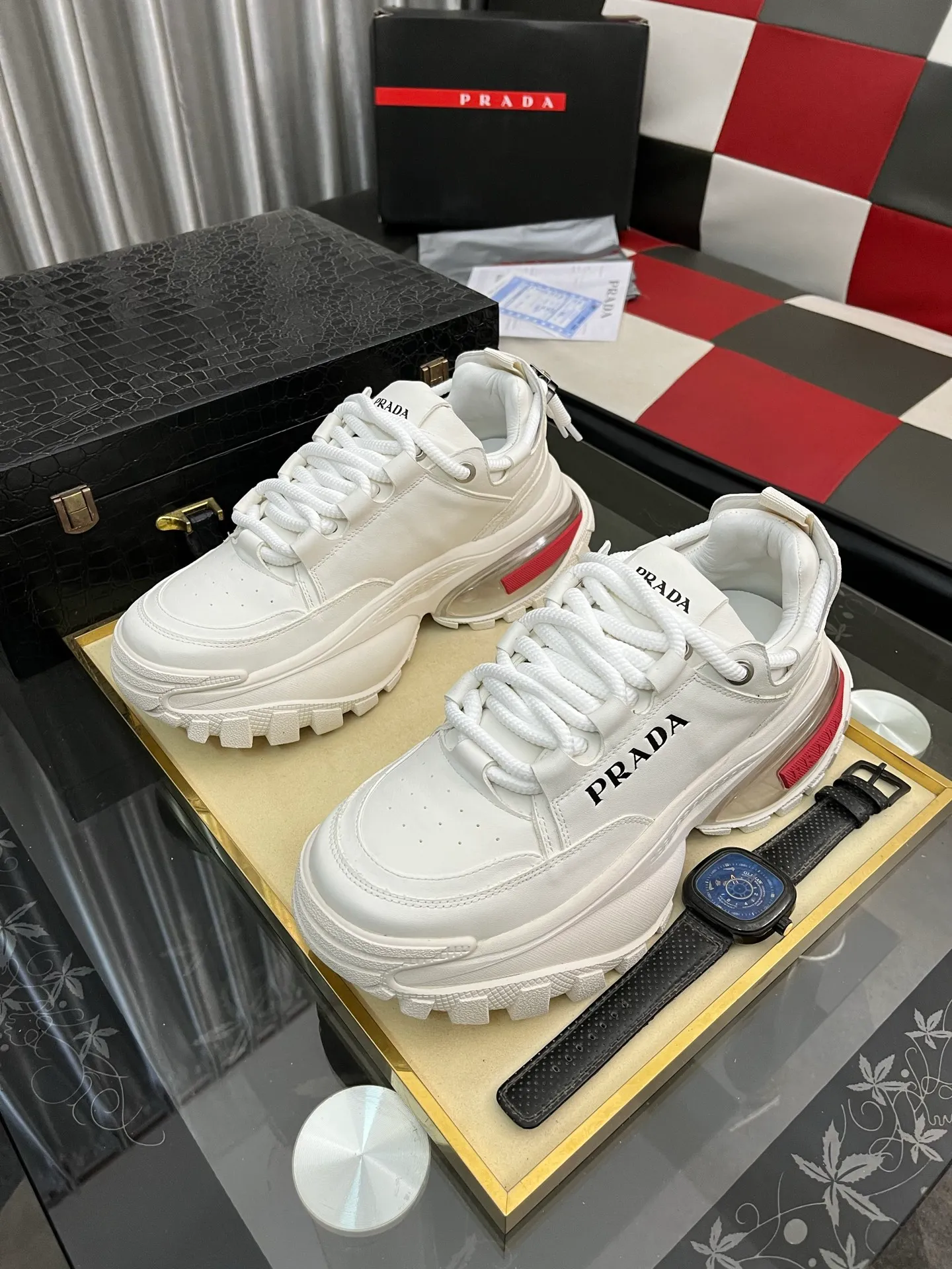 Men's shoes 💰: 800⌚️⌚️🔝High version The new PRADA (Prada) counters are launched simultaneously. The new men's shoes and 😘fabric are selected from first-layer cowhide and are made by pure handicrafts. Lining: Full cowhide lining. 👍🏿 High-end ☄️ air-cushion molded anti-slip rubber outsole, exquisite lines, simple and elegant, comfortable and high-end for leisure travel. Code number: 38 to 443️⃣Colors available